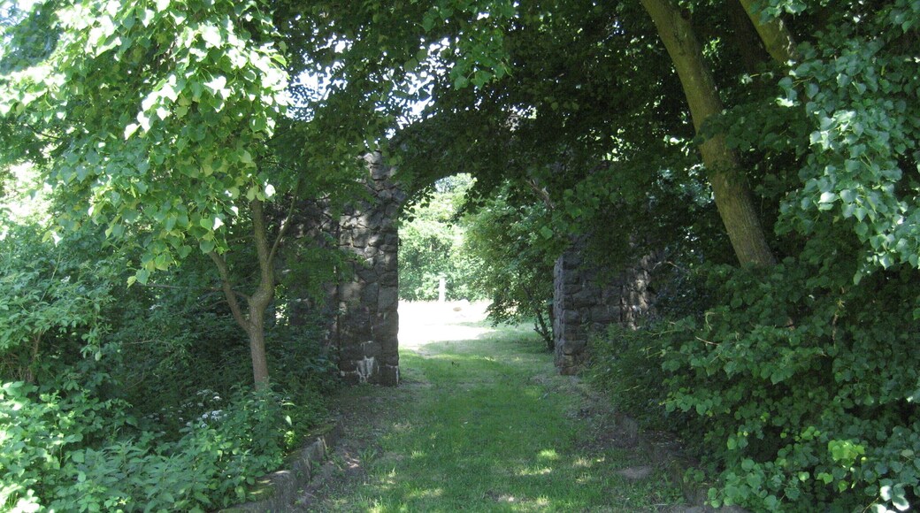 Torbogen am Haupteingang zum ehem. Wasserschloss und Schlosspark Wehningen.
