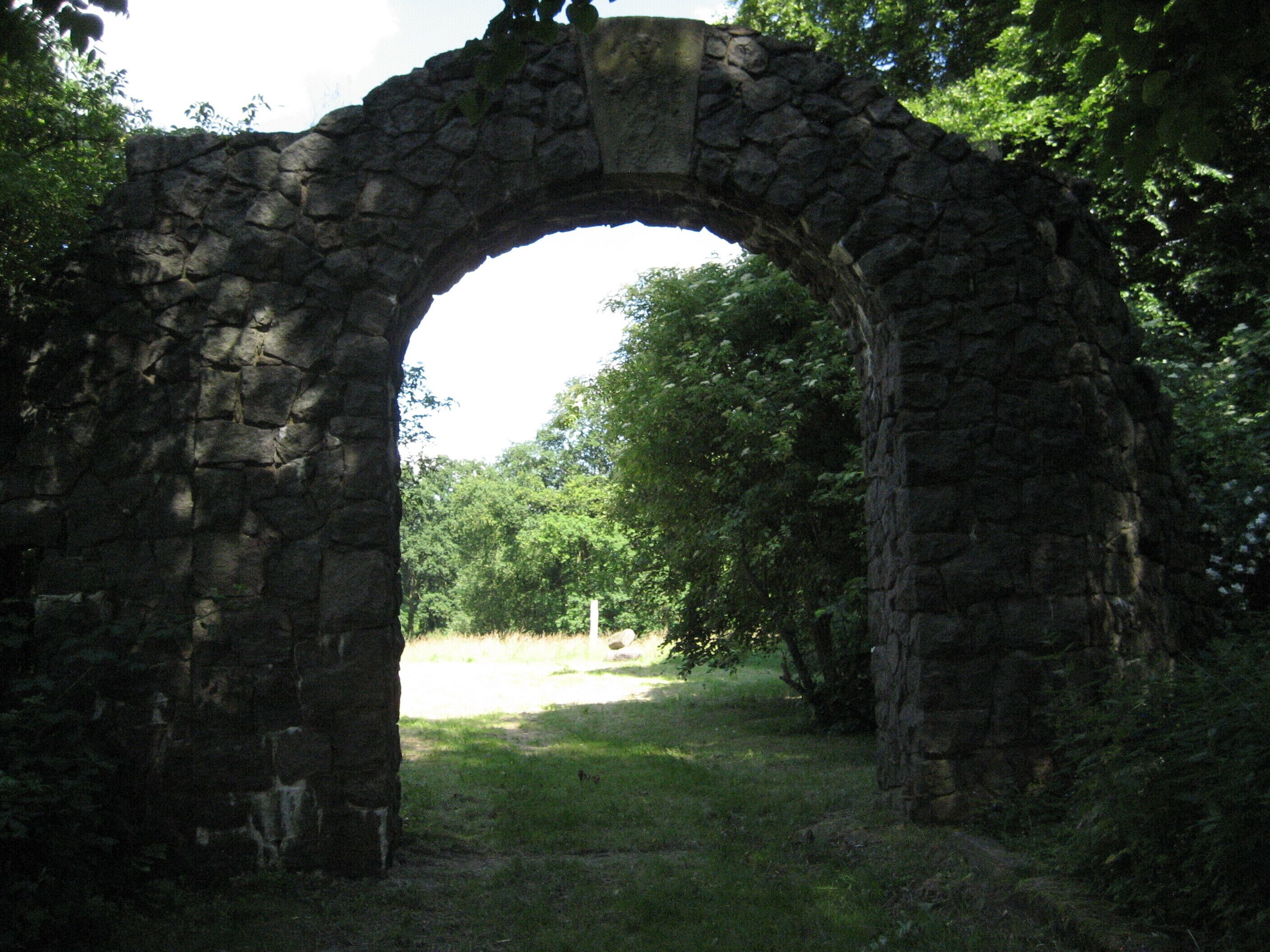 Torbogen am Haupteingang zum ehem. Wasserschloss und Schlosspark Wehningen.