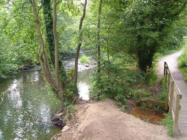 Afon Alun. The River Alyn in Alyn Waters Country Park / Parc Gwledig Dyfroedd Alun, close to Bradley Mill Bridge.