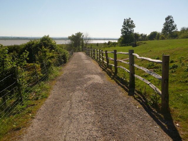 Harty: heading for the shore After travelling along the lane to Harty  generously coloured in yellow on the 1:50,000 map, we are left with a short walk along this track before reaching the shore of The Swale, the stretch of water that separates the Isle of Sheppey from the rest of Kent.