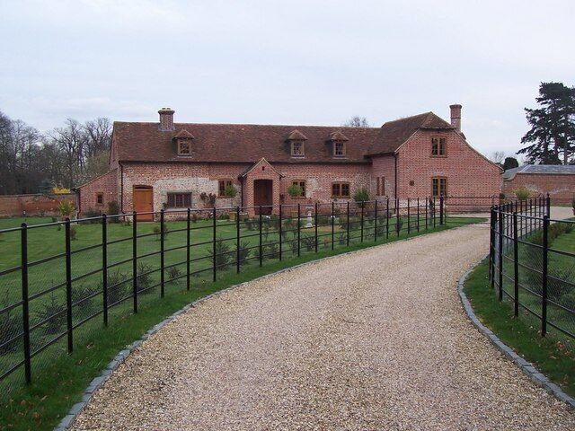 Lodge Cottage Very large cottage in ground of Lynsted Park.