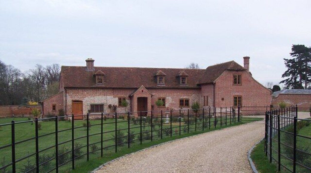 Lodge Cottage Very large cottage in ground of Lynsted Park.