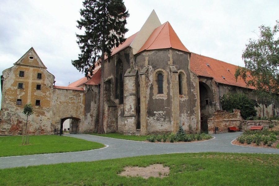 The Oslavany Castle (Renaissance).
The Foundation goes back to the year 1225, when the first Cistercian Monastery in Moravia "Vallis s. Mariae" (Mary-Valley), who was ordained in 1228 in the presence of King Premysl Otakar I and his second wife Constance.
This castle was confiscated by the Wehrmacht as Jewish property and was used as army barracks untill 1945.