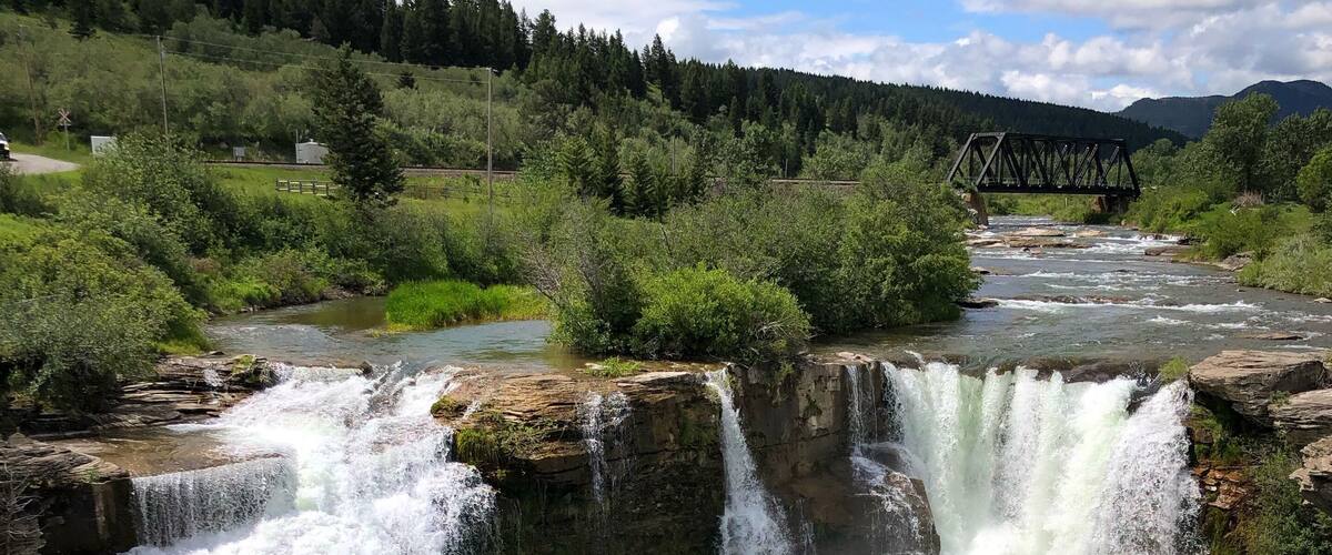 Lundbreck Falls is a waterfall of the Crowsnest River located in southwestern Alberta, Canada near the hamlet of Lundbreck. The falls have a drop of about 12 m (39').
#Nature #MyBackyard