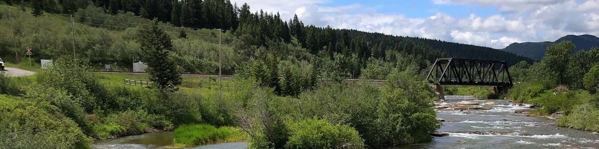 Lundbreck Falls is a waterfall of the Crowsnest River located in southwestern Alberta, Canada near the hamlet of Lundbreck. The falls have a drop of about 12 m (39').
#Nature #MyBackyard