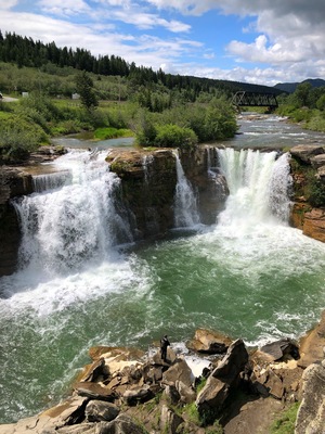 Lundbreck Falls is a waterfall of the Crowsnest River located in southwestern Alberta, Canada near the hamlet of Lundbreck. The falls have a drop of about 12 m (39').
#Nature #MyBackyard