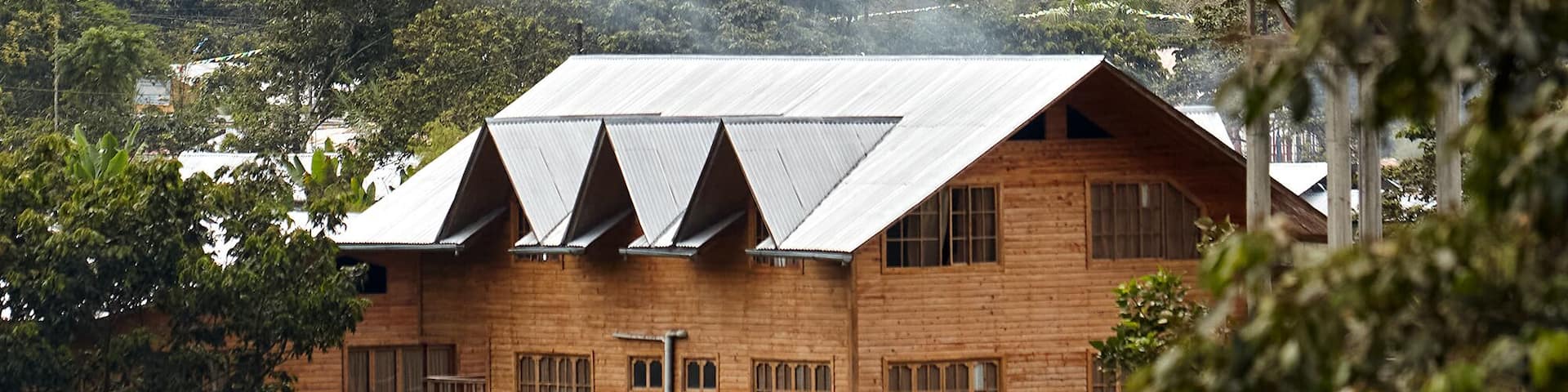 The stunning Oxapampa Valley is a breathtaking tapestry of rolling green hills, vibrant culture, and rich traditions. Nature and charm come together here to create a place that’s pure magic.