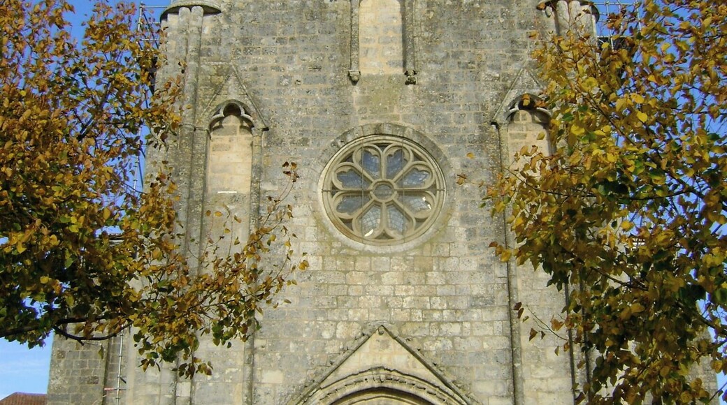 This building is indexed in the Base Mérimée, a database of architectural heritage maintained by the French Ministry of Culture, under the reference PA00104249 .