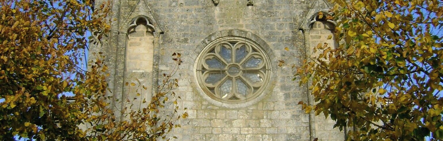 This building is indexed in the Base Mérimée, a database of architectural heritage maintained by the French Ministry of Culture, under the reference PA00104249 .