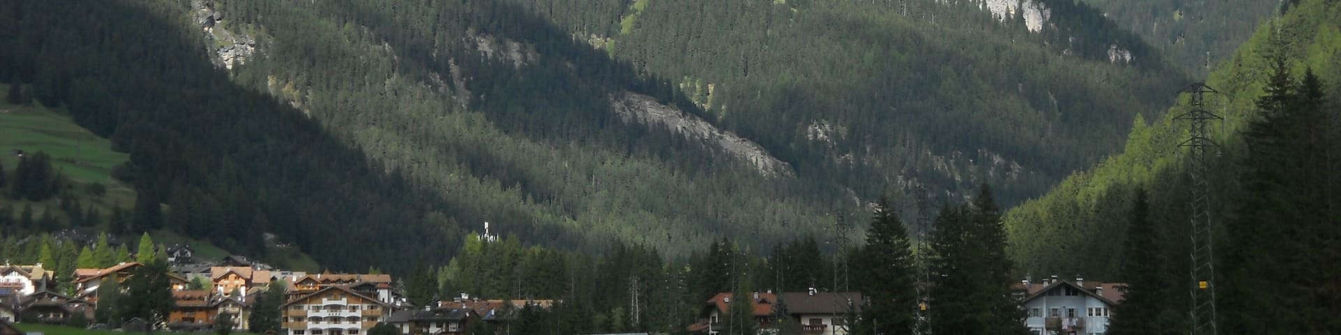 Gruppo del Pordoi visto dal comune di Mazzin, in val di Fassa