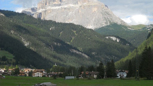 Gruppo del Pordoi visto dal comune di Mazzin, in val di Fassa