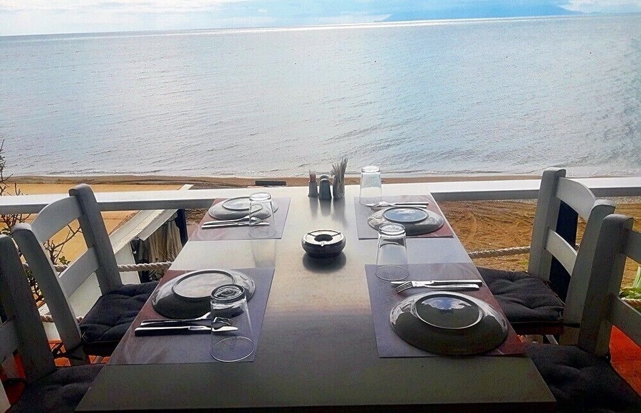 It is one of the best Greek restaurants I have ever been! It is very elegant, and one can have the best sea view if he chooses a table on the balcony. I tried both seafood and meat and not only the taste but also the plates’ decoration was great.
I really enjoyed an excellent meal, overlooking the sea, which will be unforgettable and I am already looking forward to go back again!