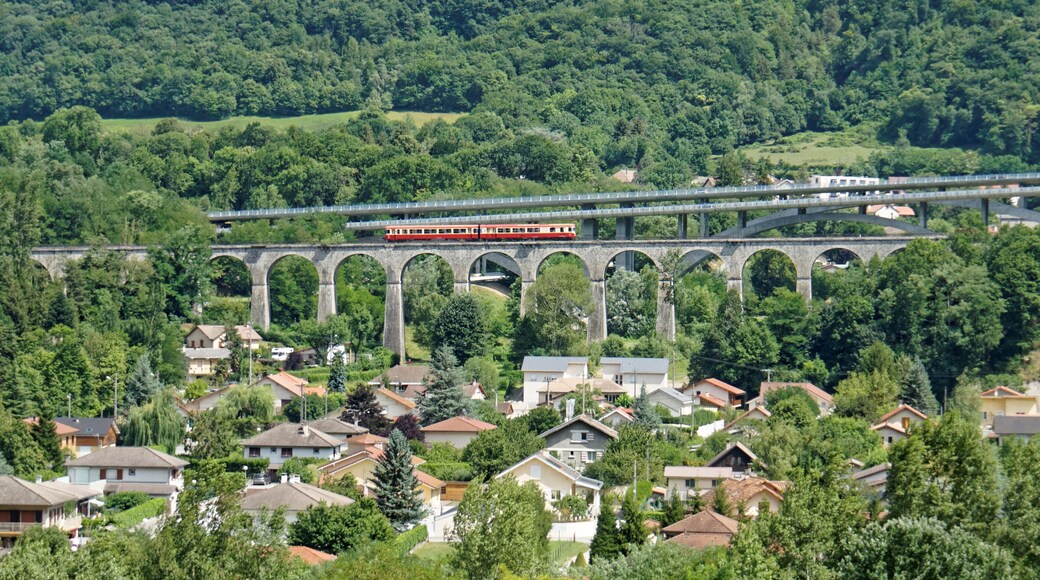 La caravelle X 4567 franchit le viaduc du Crozet à Vif