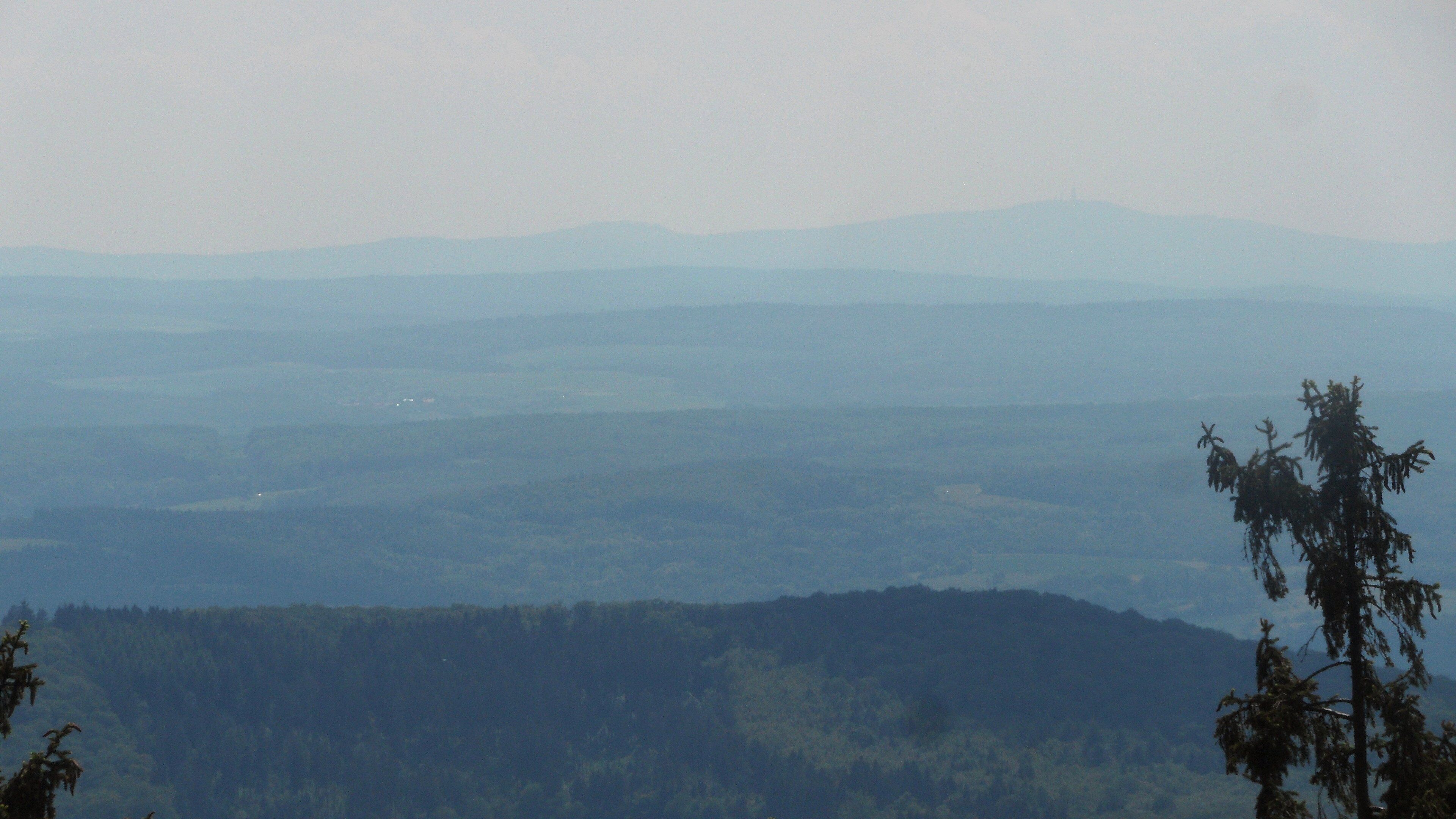 Dünsbergturm, Ausblick nach Süden: Hoher Taunus mit Altkönig und Großen Feldberg am Horizont, Luftlinienentfernung zum Gr. Feldberg ca. 47 km; Mai 2018