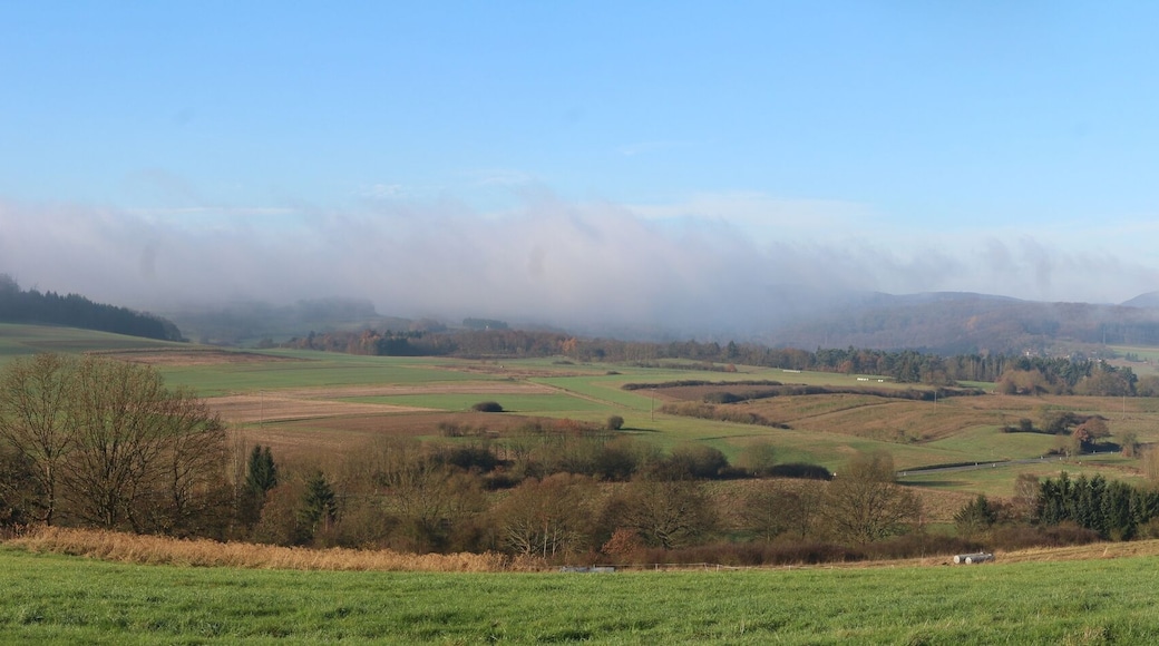 Das Tal der Vers im Herbstnebel. Aufnahmestandort Nordnordöstl. von Krumbach mit Blick Richtung Nordwestwesten.