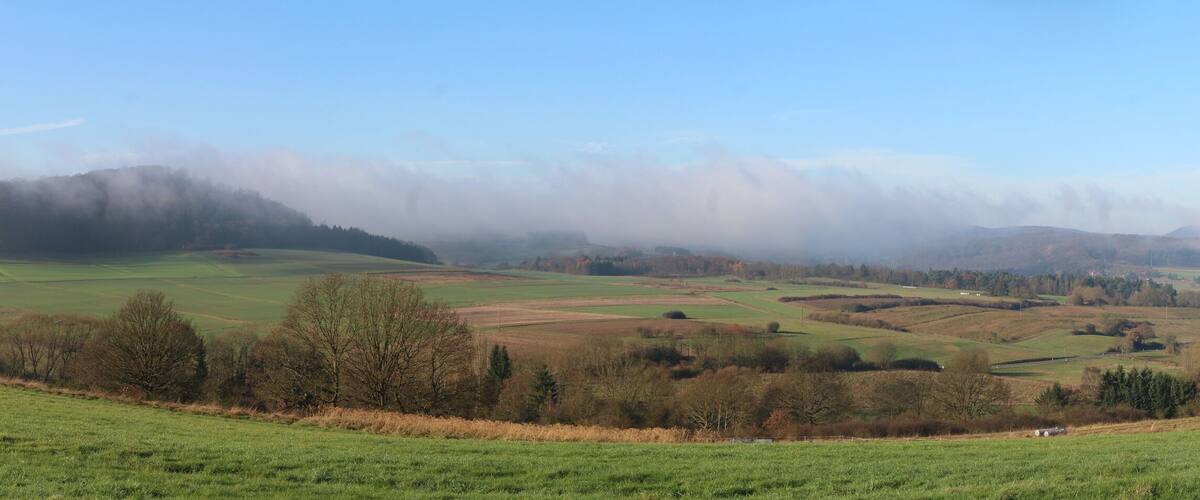 Das Tal der Vers im Herbstnebel. Aufnahmestandort Nordnordöstl. von Krumbach mit Blick Richtung Nordwestwesten.