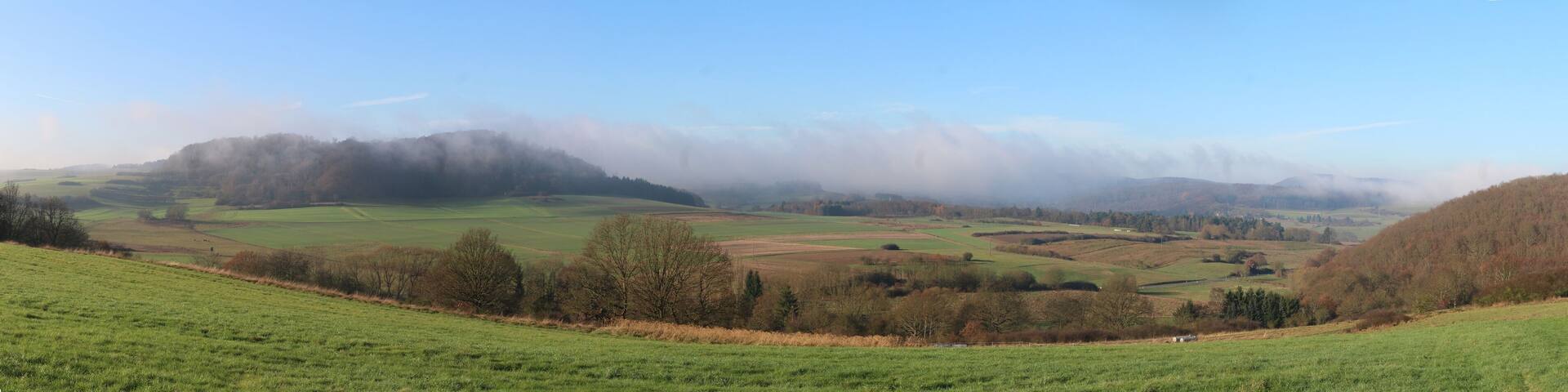 Das Tal der Vers im Herbstnebel. Aufnahmestandort Nordnordöstl. von Krumbach mit Blick Richtung Nordwestwesten.