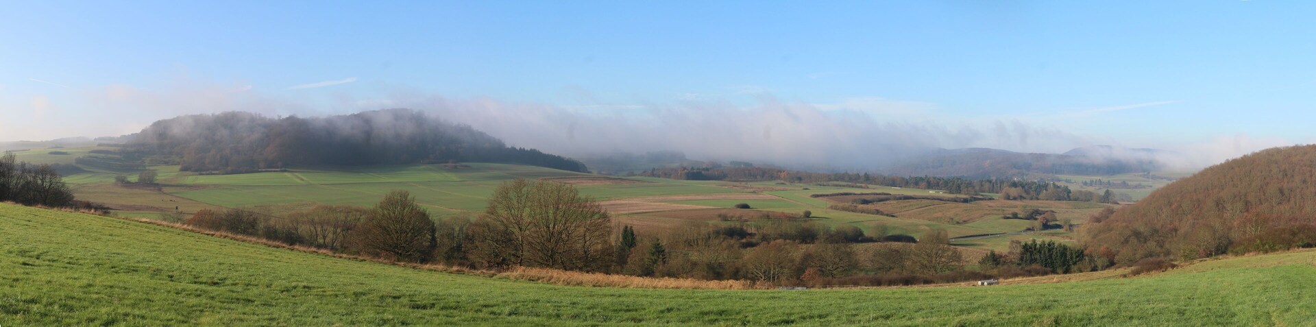Das Tal der Vers im Herbstnebel. Aufnahmestandort Nordnordöstl. von Krumbach mit Blick Richtung Nordwestwesten.
