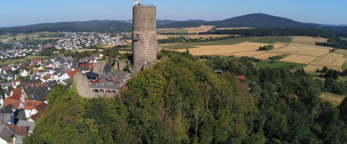 Burg Vetzberg gesehen von Osten mit Dünsberg rechts im Hintergrund.