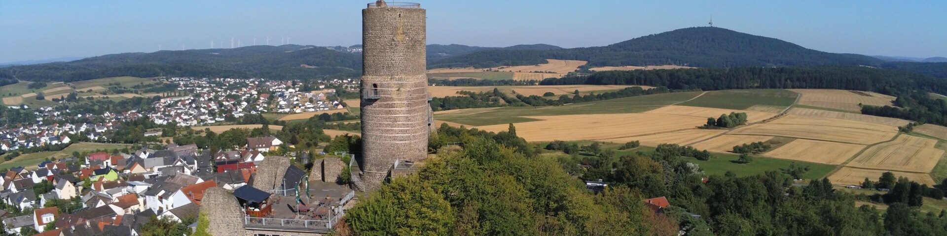 Burg Vetzberg gesehen von Osten mit Dünsberg rechts im Hintergrund.