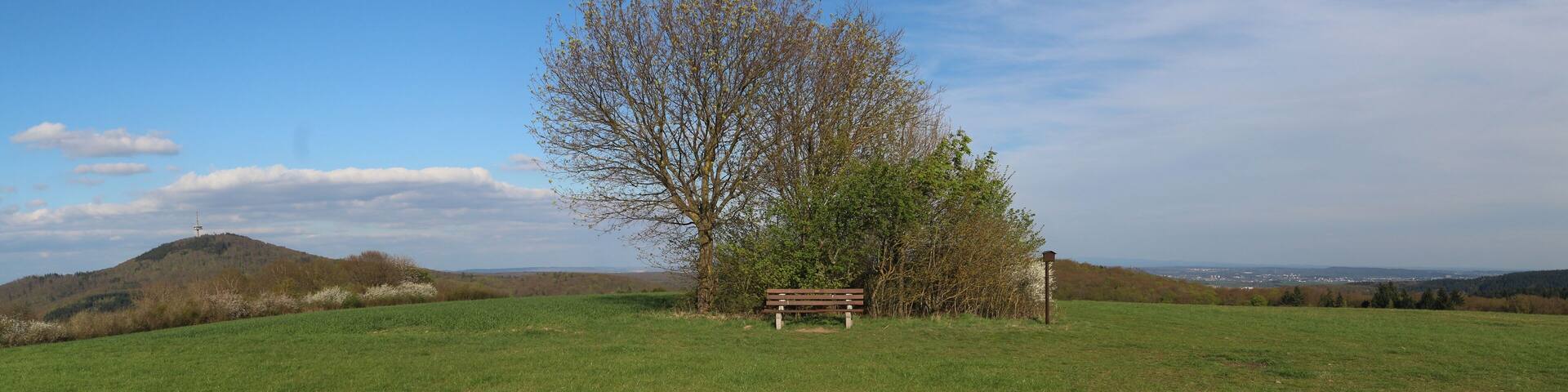 Der sĂŒdöstlich von Königsberg gelegene 365 m hohe GeprĂ€gskopf bietet, abgesehen von dem leicht zu umrundenden Gehölz in der Bildmitte, einen 360 Grad Rundumblick. Hier nur ein etwa 90 Grad Blick in östliche Richtung. Links der Duinsberg, Rechts Heuchelheim/GieĂen.