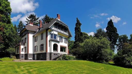 Die Villa Gail liegt im Gail’schen Park im Biebertaler Ortsteil Rodheim in Hessen. Erbaut wurde die Villa in den Jahren 1896 und 1897 im Auftrag von dem Gießener Tabak-, Zigarren- und Keramikfabrikanten Gail als sommerlichen Landsitz. Rechts ein 1896 gepflanzter Riesenmammutbaum mit 32 m Höhe.