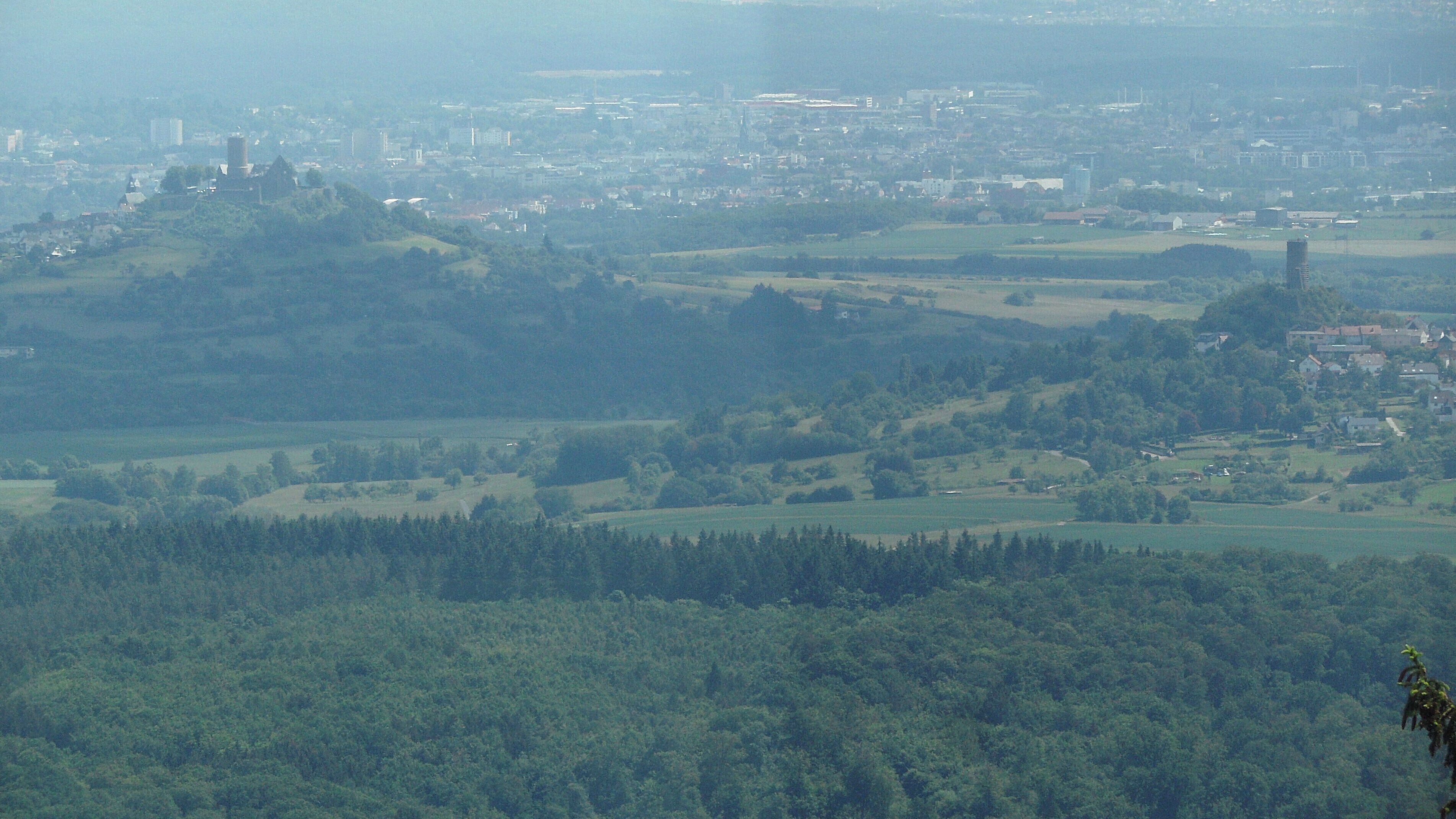 Dünsbergturm, Ausblick nach Südosten: Mit Gipfelburgen Gleiberg und Vetzberg (ca. 8 km entfernt), im Hintergrund Gießen; Mai 2018