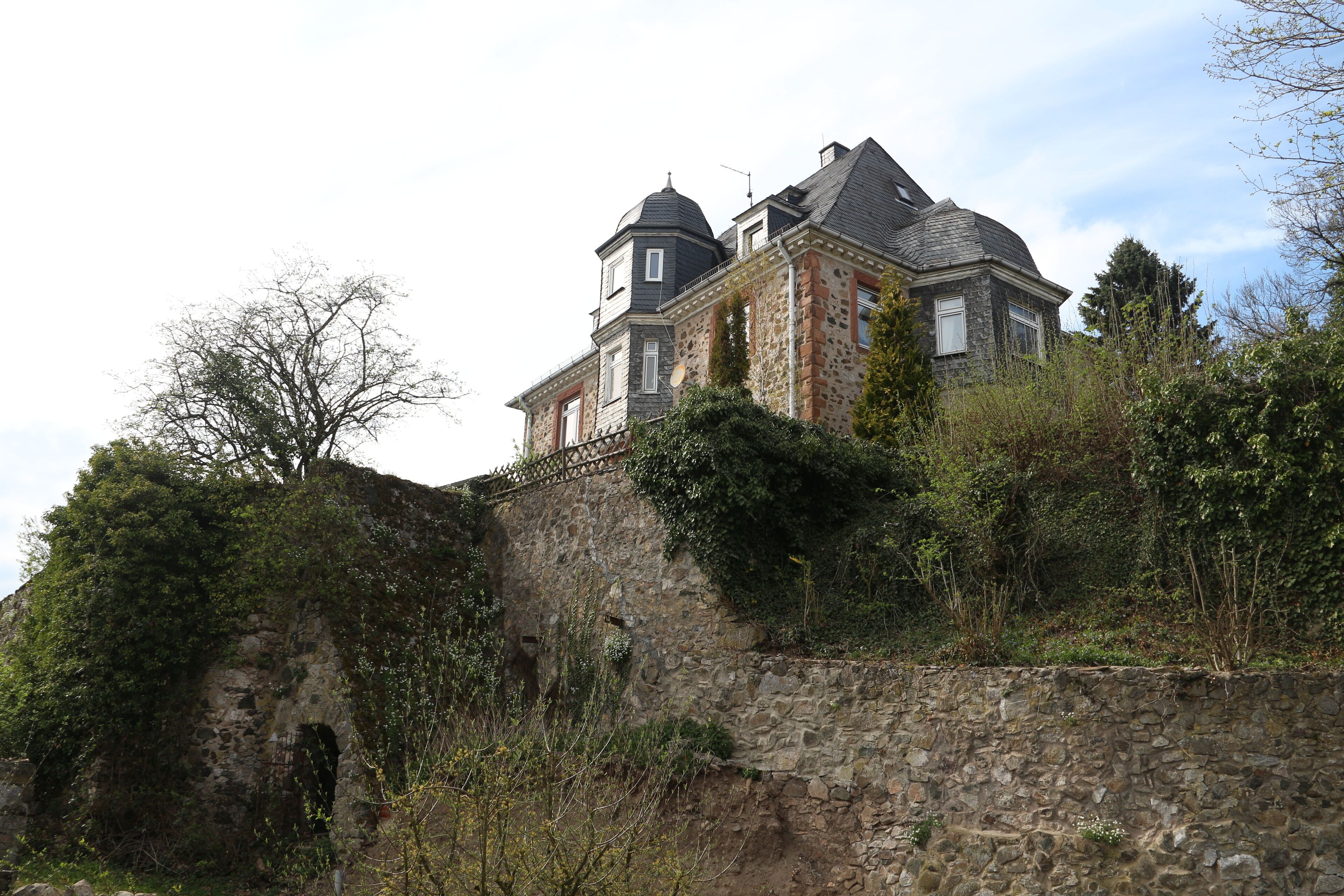 This is a picture of the hessian Kulturdenkmal (cultural monument) with the ID