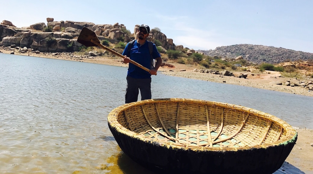 This boat lets you swirl in the coolest way. Happy high at Hampi. đ¶