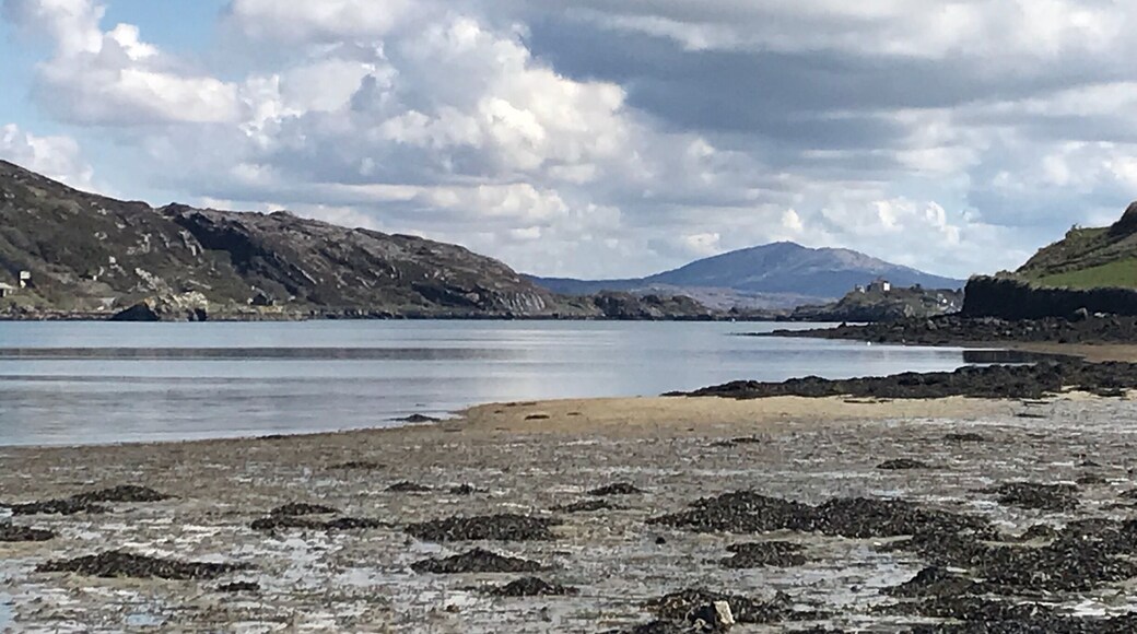 I love this picture, the clouds, the light and the scenary.