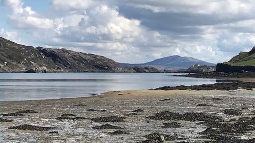 I love this picture, the clouds, the light and the scenary.