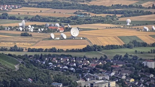 Bilder vom Flug Nordholz-Hammelburg 2015: Im Vordergrund der Ortsrand von Hammelburg. Dahinter die Antennen von Intelsat-Kommunikations ("Erdfunkstelle Fuchsstadt").