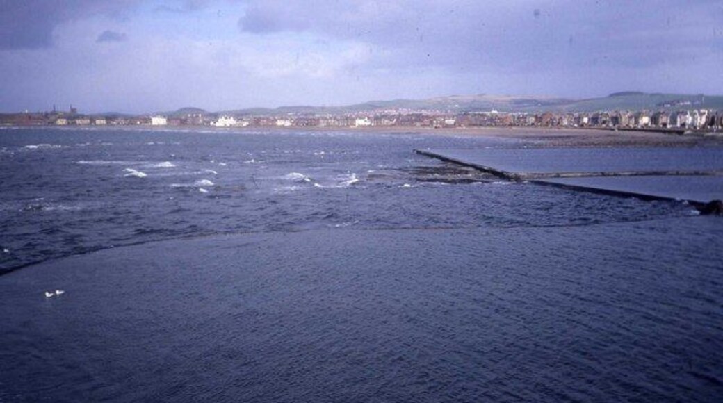Sea water pool and Ardrossan South Bay With a cool April morning with a slightly choppy sea, even the gulls prefer the pools.