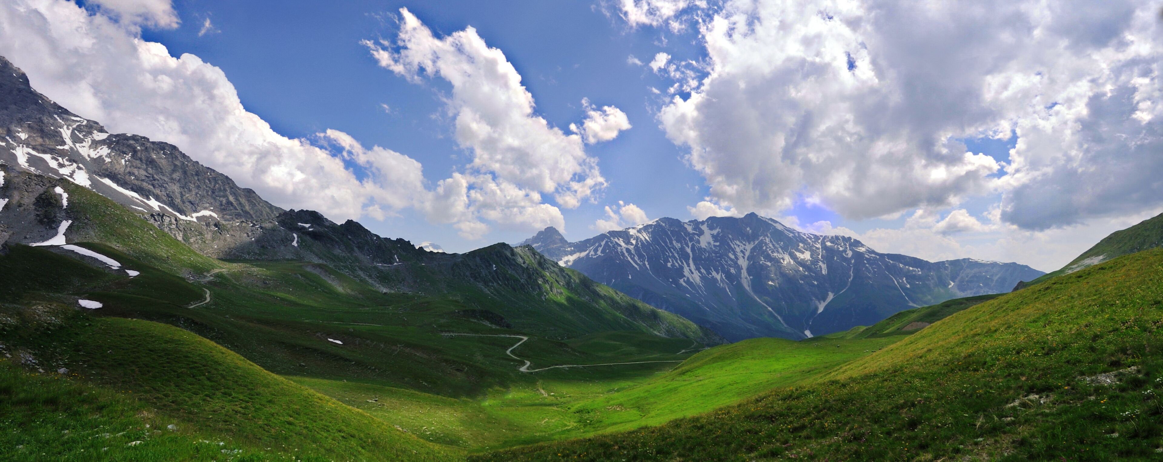Vallée de haute montagne en savoie