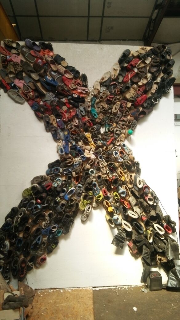 X quo vadis  ? 
Winter shoes for the north,
Summer basquets and baby shoes. Shows 4 directions without hope
Solidarity with migrants 
3mx2m.Artgalery Solartparc