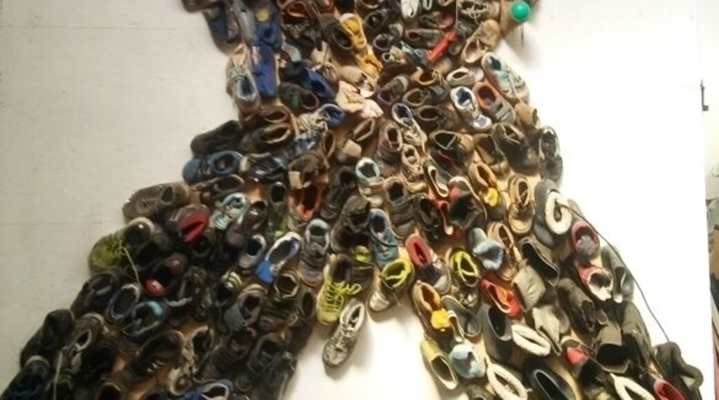 X quo vadis ?
Winter shoes for the north,
Summer basquets and baby shoes. Shows 4 directions without hope
Solidarity with migrants
3mx2m.Artgalery Solartparc