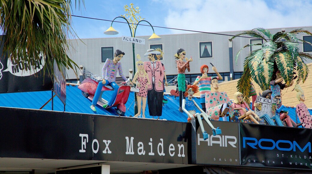 Acland Street mit einem Beschilderung und Outdoor-Kunst