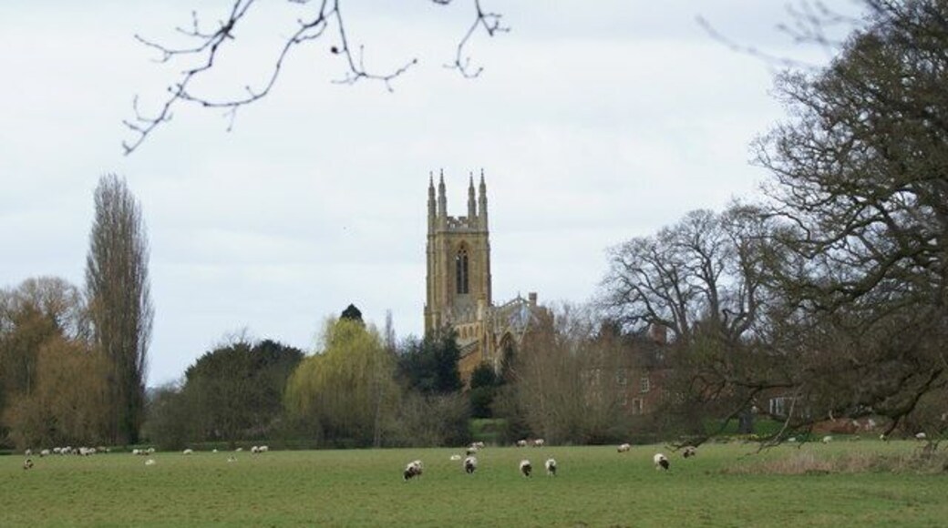 To the sky St Peter Ad Vicula in Hampton Lucy rises above the floodplain between it and the Wellesbourne road. The tower is mirrored by the tall tree to the left.