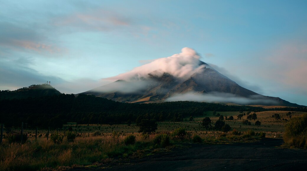 Popocatepetl volcanoe at sunrise. Estado de Mexico, Mexico