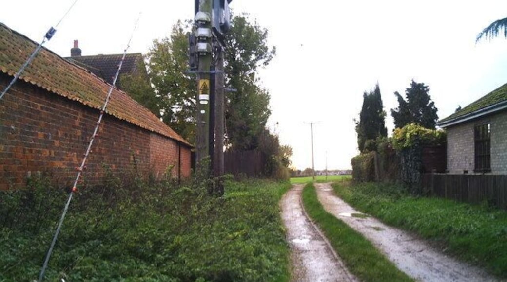 Designated footpath Dyke to Bourne This image was taken at the start of the track/footpath which starts almost opposite the Wishing Well Inn. The present northward extent of Bourne -- Northfields and Stevenson Way -- is three quarters of a mile away to the south. The houses are too far away to spot on the image but close enough to walk to from Bourne, and return, or vice versa.