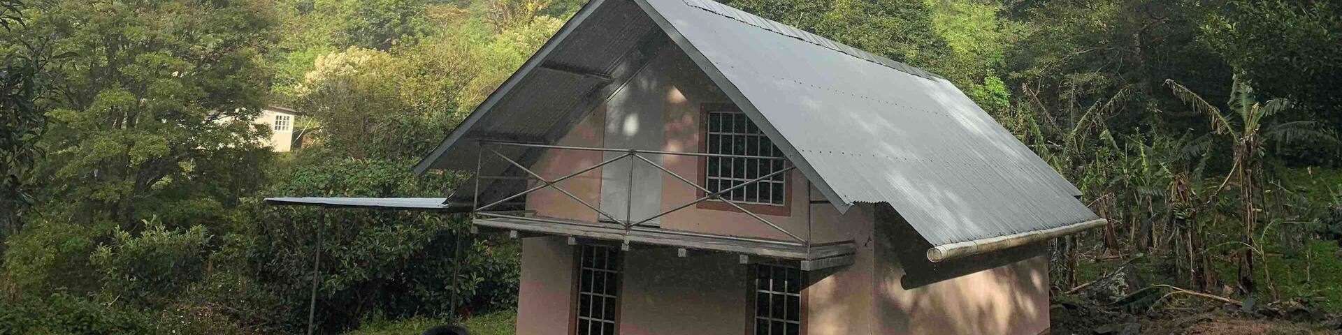 Welcomed by this beautiful rainbow along the short hike up the mountain to our hostel 🌈