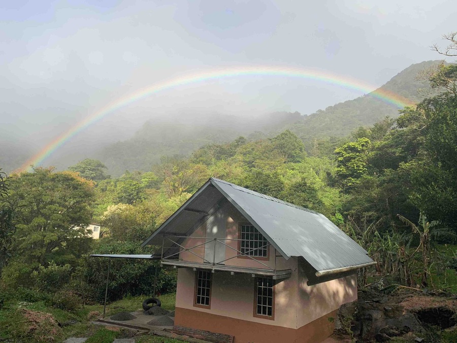 Welcomed by this beautiful rainbow along the short hike up the mountain to our hostel 🌈