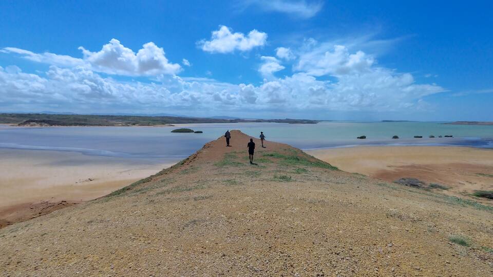 vista de la playa y mar atlántico desde un mirador natural Guajira Colombia