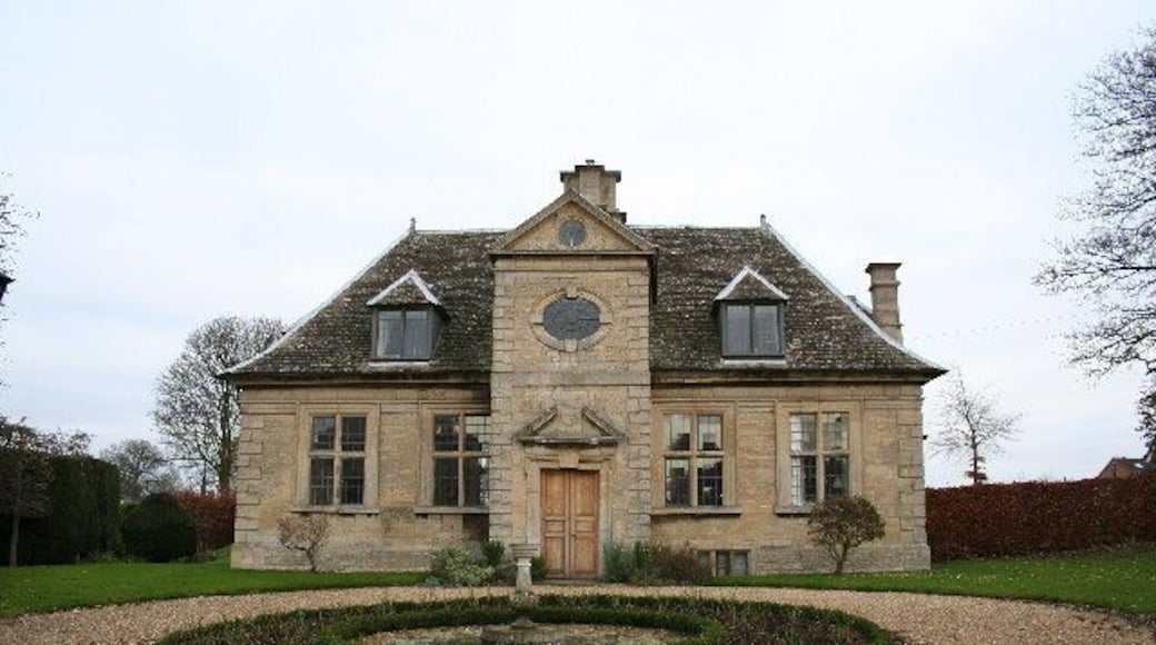 Charles Read Grammar School. The Old Grammar School was founded by Charles Read in 1673, it now houses the Willoughby Memorial Gallery and is open to the public.