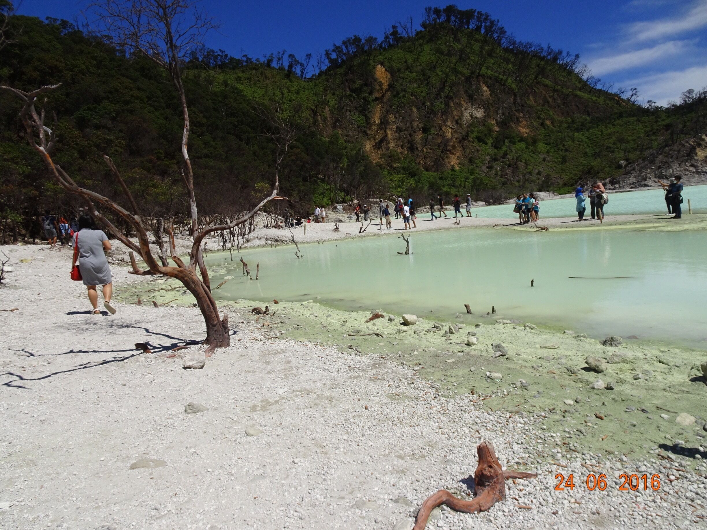 Up close to the sulphuric water of the volcano crater.