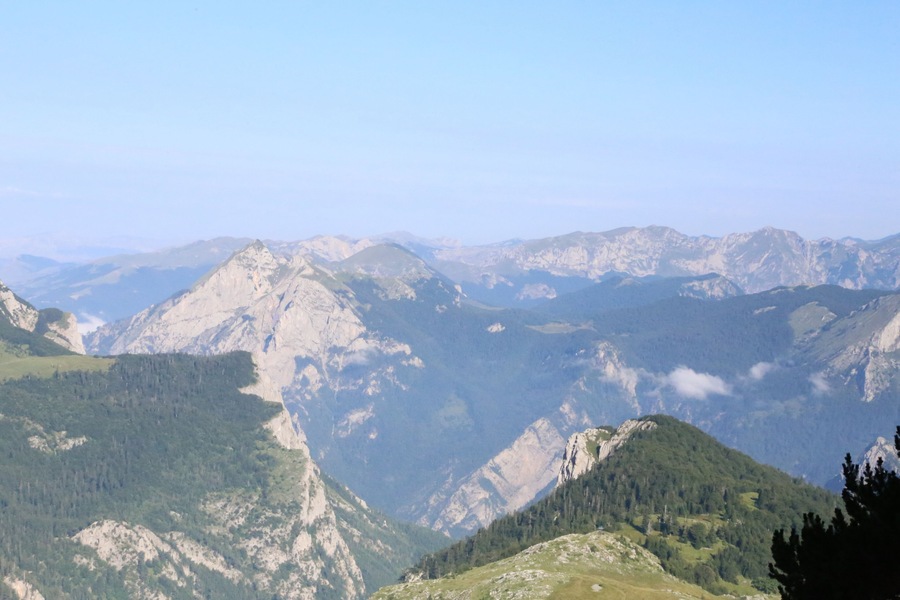 View of Volujak and Zelengora mountains from the trail that leads towards the top of Maglic. 
#mountains #outdoor #hikingtheglobe #bosnia #balkans #wildinthebalkans