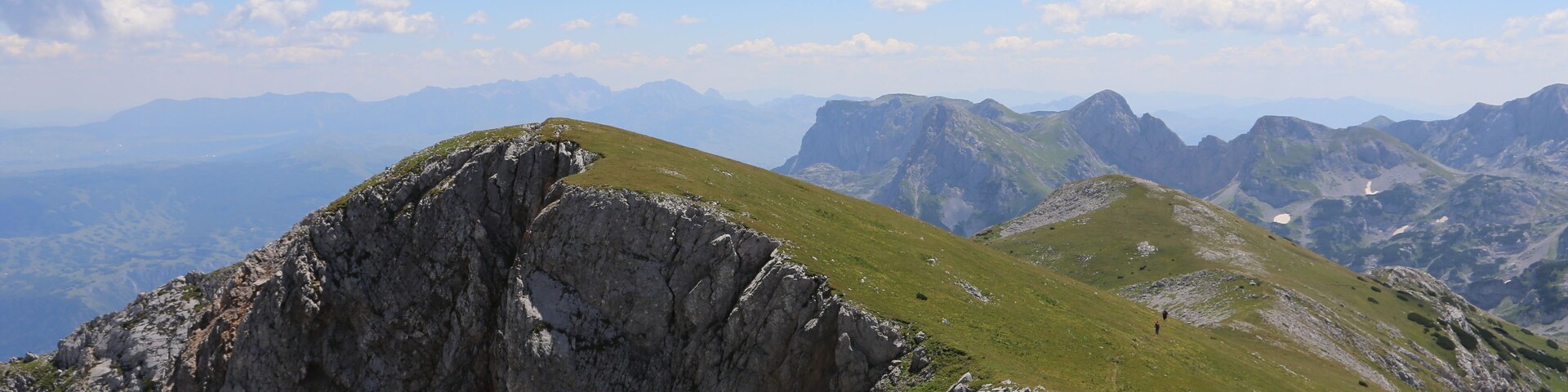 Looking toward Durmitor, next section of #ViaDinarica, while walking on the ridge of Maglic. I love when you can while walking see sections, and mountains where you have hiked before. It helps you to built a 3D map of the region in your head. 💙
Get an exclusive discount code on Via Dinarica: Bosnia & Montenegro tour with Green Visions
Only for Wild In The Balkans readers who subscribe on the newsletter www.wildinthebalkans.com
Hurry up, offer is valid until 29th April! 🔝💚
#WildInTheBalkans #WildSoulWarmHeart #DinaricAlps #GreenVisions #SutjeskaNationalPark #outdoors #mountains