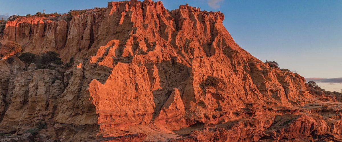 Just catching the last rays of sun ligt here at Half Moon Beach. This clif is called Red Bluff.