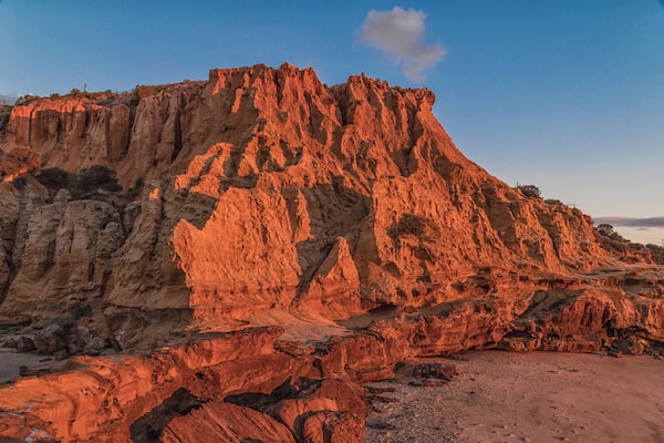 Just catching the last rays of sun ligt here at Half Moon Beach. This clif is called Red Bluff.