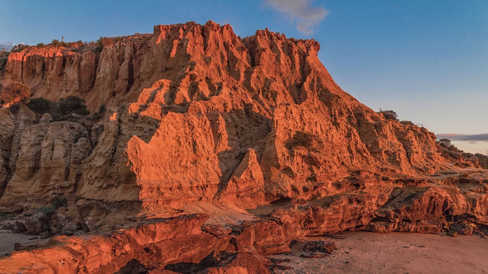Just catching the last rays of sun ligt here at Half Moon Beach. This clif is called Red Bluff.